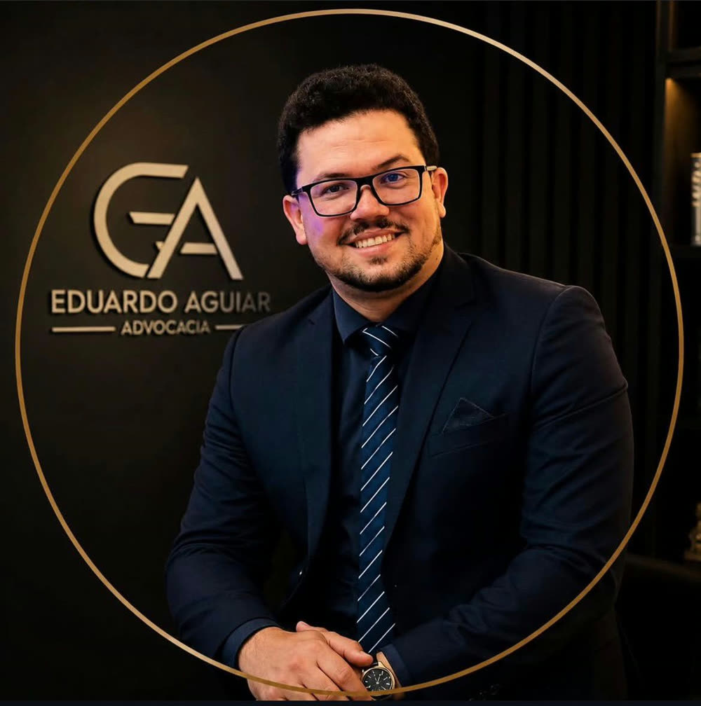 Eduardo Aguiar em seu escritório